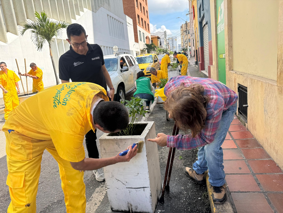Clase EMAjistral en plena calle: artistas de la EMA lideran jornada de embellecimiento urbano con propósito social