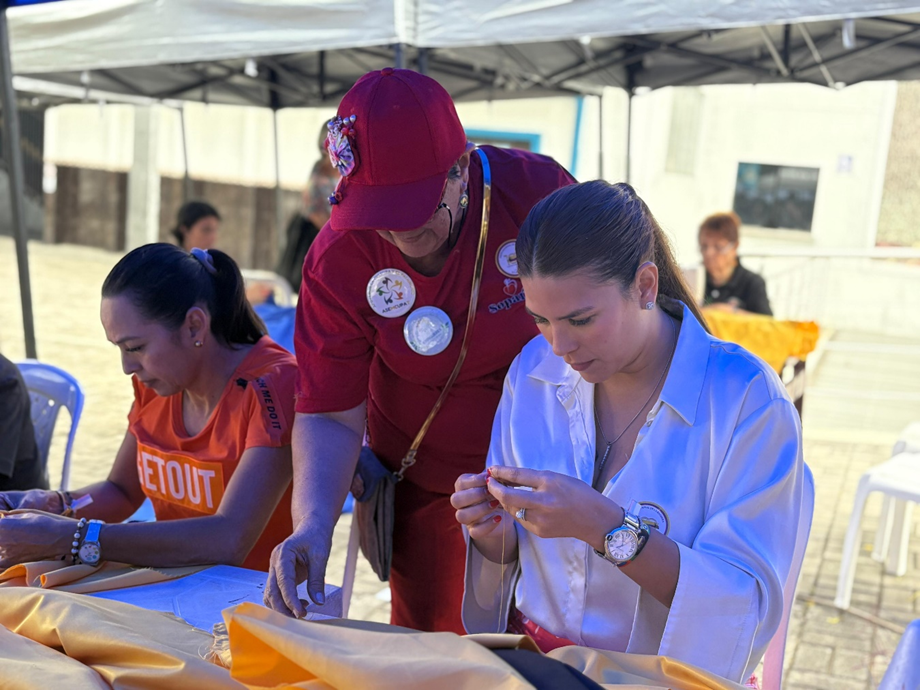 IMCT cose con la comunidad 100 metros de patria, Bucaramanga teje la unión nacional en homenaje a la bandera de Colombia